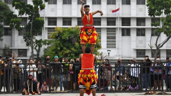 ejumlah seniman Tari Reog Ponorogo beratraksi di arena Festival Batavia Kota Tua di Jakarta, Jumat (26/8/2022). [ANTARA FOTO/Aditya Pradana Putra/wsj]