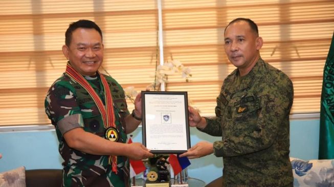 Kepala Staf Angkatan Darat (KSAD) Jenderal Dudung Abdurachman melakukan kunjungan kehormatan ke markas militer angkatan darat Filipina, Kamis (27/8/2022). (Dispenad)