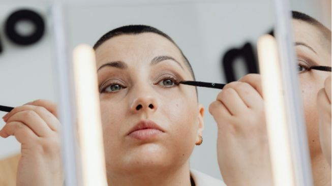 Wanita Ini Bagikan Video Perjuangan Pakai Eyeliner, Hasilnya Bikin Geregetan