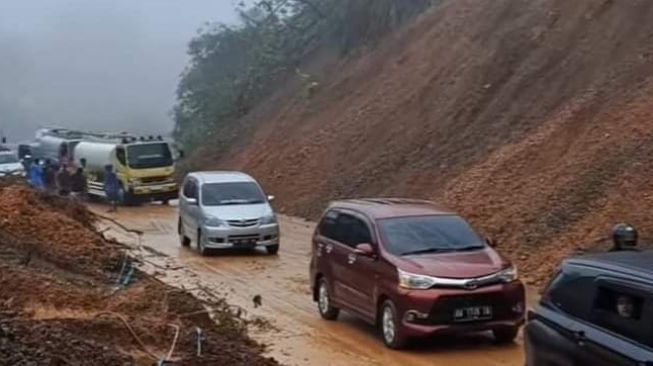 Kawasan Longsor Jalur Sitinjau Lauik Kian Mencekam, Penanganan Pemprov Sumbar Disentil Lamban: Sudah Mengancam Nyawa!