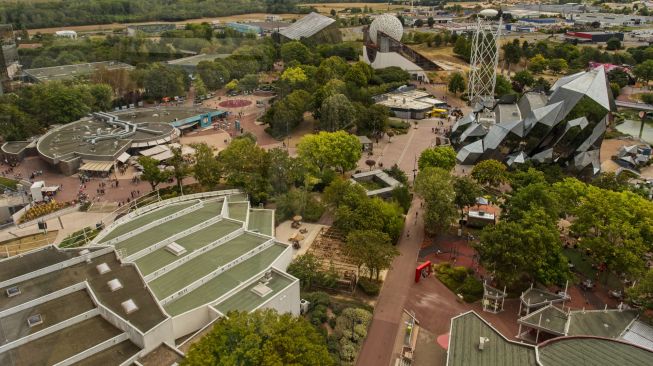 Gambar udara menunjukkan taman hiburan Futuroscope di Chasseneuil-du-Poitou, Prancis, Jumat (19/8/2022). [GUILLAUME SOUVANT / AFP]