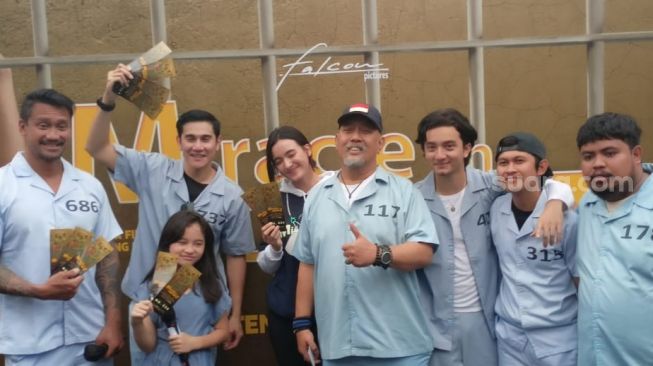 Para bintang film Miracle In Cell No 7 seperti Vino G Bastian, Tora Sudiro, Indro Warkop, Indra Jegel, Rigen, Brian Domani dan lainnya saat syuting video klip lagu "Balon Udara" di kawasan Dukuh Atas Jakarta Pusat, Jumat (26/8/2022). [Rena Pangesti/Suara.com]