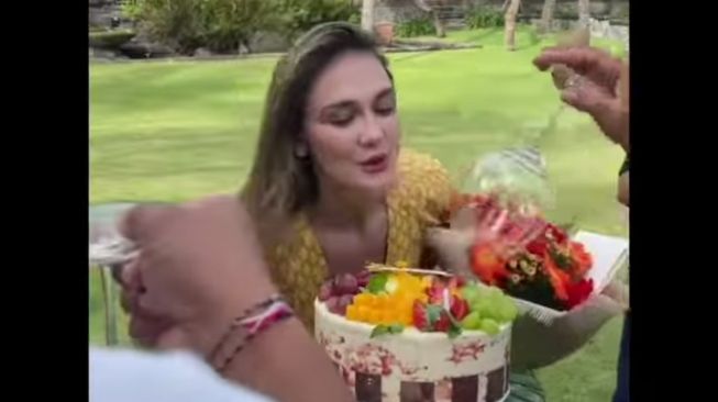 Momen Surprise Ultah Luna Maya ke-39 (Instagram/@lunamaya)