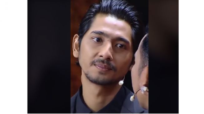 Tangkapan layar video viral Arya Saloka menangis di atas panggung HUT ke-33 RCTI. [TikTok]