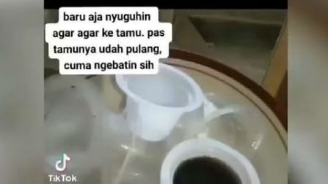 Wanita Ini Kesal Tamu Habiskan Suguhan Jajan Darinya, Warganet: Murah Mbak