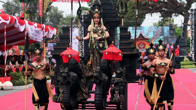 Peserta melintas di area Blitar Ethnic National (BEN) Carnival 2022 yang di Kota Blitar, Jawa Timur, Sabtu (27/8/2022). [ANTARA FOTO/Irfan Anshori/tom]