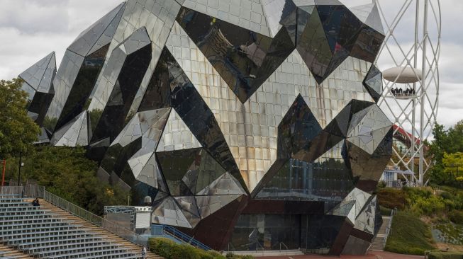 Penampakan gedung Crystal di taman hiburan Futuroscope di Chasseneuil-du-Poitou, Prancis, Jumat (19/8/2022). [GUILLAUME SOUVANT / AFP]
