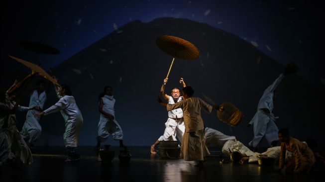 Pemeran teater mementaskan Under The Volcano pada media preview di Ciputra Artpreneur, Jakarta, Jumat (26/8/2022). [ANTARA FOTO/Rivan Awal Lingga/wsj]