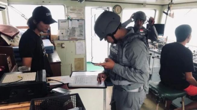 Kapal Tanker Bermuatan 90 Ton BBM Ilegal Ditangkap Bakamla