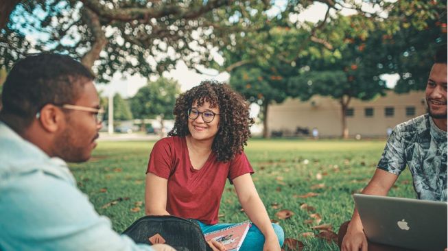 4 Topik Ngobrol Sama Teman yang Membuat Mindset Maju