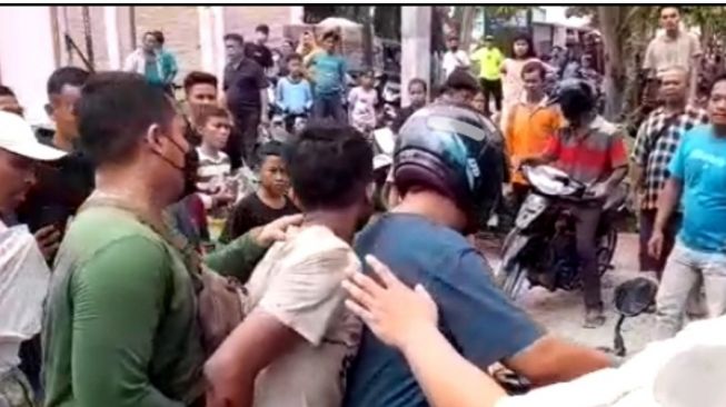 Apes! Motor Terjatuh Saat Kabur, Penjambret Tas Emak-emak di Tebingtinggi Babak Belur Dihajar Massa