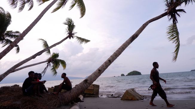 Pengunjung berwisata di Pantai Holtekamp, Distrik Muara Tami, Kota Jayapura, Papua, Jumat (26/8/2022). [ANTARA FOTO/Sakti Karuru/wsj]