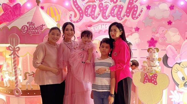 Momen Ultah Baby Sarah Anak Ahok (Instagram/@bungazainal05)