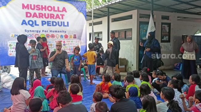 Dik Doank menghibur anak-anak korban kebakaran di Simprug Golf, Kebayoran Lama, Jakarta Selatan, Sabtu (27/8/2022). [Rena Pangesti/Suara.com]