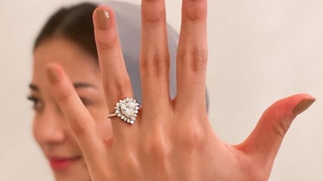 Potret cincin tunangan artis (Instagram/@nikitawillyofficial94)