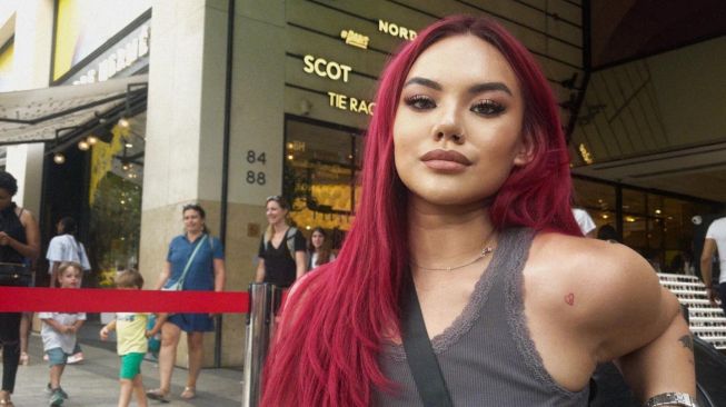 Foto Shafa Harris dengan rambut merah (Instagram/@shafaharris)