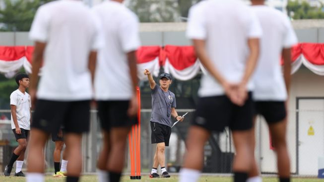 Pelatih Shin Tae-yong memimpin latihan Timnas U-19 Indonesia di Lapangan A Kompleks Gelora Bung Karno, Jakarta, Jumat (26/8/2022).  (Dok. PSSI).