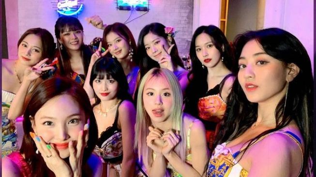 Ada Pesan Spesial dari TWICE di Musik Video “Talk That Talk”