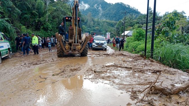 Jalinsum Medan-Tarutung Sumut Putus Akibat Longsor