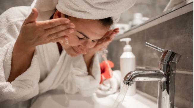 8 Tips Mencuci Muka yang Benar agar Terlihat Bersih Terhindar dari Jerawat