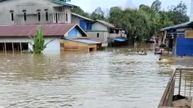 Empat Desa di Kecamatan Jelai Hulu Ketapang Diremdam Banjir Hingga Ketinggian 2 Meter, Warga Mulai Mengungsi