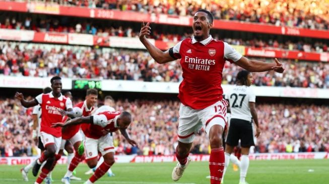 Pemain Arsenal William Saliba melakukan selebrasi setelah Gabriel mencetak gol kedua bagi timnya di laga lanjutan Liga Inggris antara Arsenal melawan Fulham di Emirates Stadium, London. (27/8/2022) TPX IMAGES OF THE DAY (REUTERS/DAVID KLEIN)