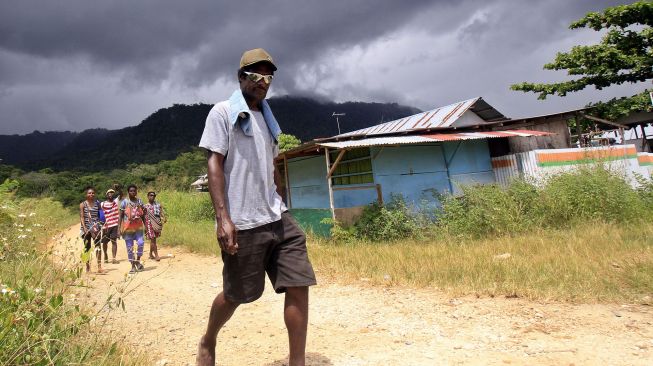 Sejumlah Warga Negara Papua Nugini berjalan memasuki wilayah Republik Indonesia melalui jalur alternatif tradisional di Distrik Muara Tami, Kota Jayapura, Papua, Sabtu (27/8/2022).  ANTARA FOTO/Gusti Tanati