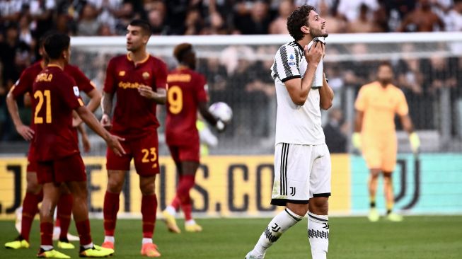 Gelandang Juventus Manuel Locatelli (kanan) bereaksi setelah wasit menganulir golnya menyusul pemeriksaan Video Assistant Referee (VAR), selama pertandingan sepak bola Serie A Italia antara Juventus melawan AS Roma  di Stadion Allianz, Minggu (28/8/2022) dini hari WIB.  Marco BERTORELLO / AFP