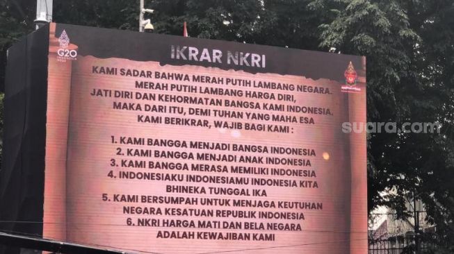 Pembacaan Ikrar NKRI yang dipimpin oleh Habib Luthi bin Yahya di acara Kirab Merah Putih di Bundaran HI. (Suara.com)