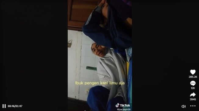 Ibu desak anaknya kuliah, alasannya bikin haru. [TikTok]