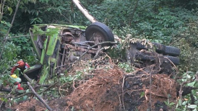 Perusahaan Crane Tak Mau Bantu Evakuasi Truk Masuk Jurang Sitinjau Lauik, Sopirnya Belum Juga Ditemukan