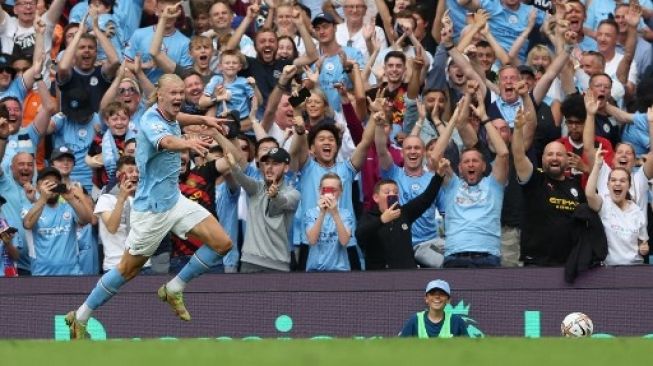 Striker Manchester City Erling Haaland merayakan gol bagi timnya selama pertandingan sepak bola Liga Premier Inggris antara Manchester City dan Crystal Palace di Stadion Etihad di Manchester, barat laut Inggris, pada 27 Agustus 2022. Nigel Roddis / AFP