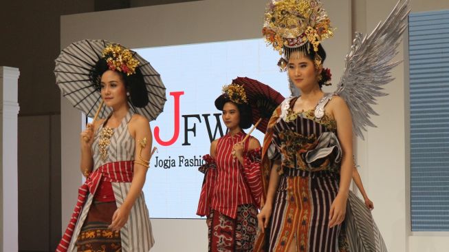 Pagelaran JFW 2022 hari kedua penampilan karya Batik Prasojo by Rani (suara.com/RafidahRaihany)