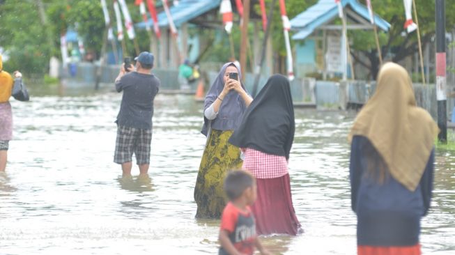 Singkawang Direndam Banjir, Warga Malah Asik Berswafoto: Untuk Memberikan Informasi