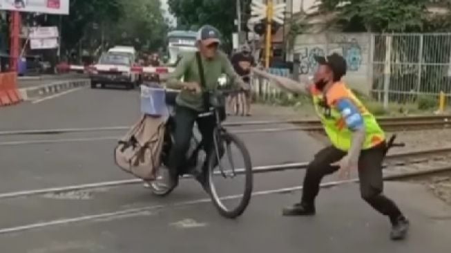 Detik-detik Petugas Selamatkan Nyawa Kakek Bersepeda yang Nekat Terobos Perlintasan tanpa Palang Pintu