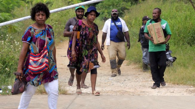 Sejumlah Warga Negara Papua Nugini berjalan memasuki wilayah Republik Indonesia melalui jalur alternatif tradisional di Distrik Muara Tami, Kota Jayapura, Papua, Sabtu (27/8/2022).  ANTARA FOTO/Gusti Tanati