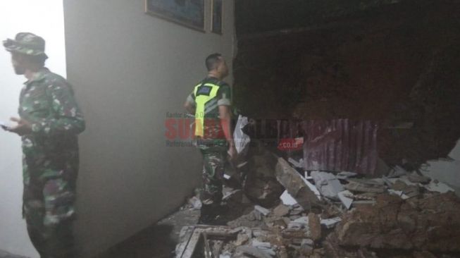 Tiga Rumah Jadi Korban Longsor Banjir Bandang di Singkawang