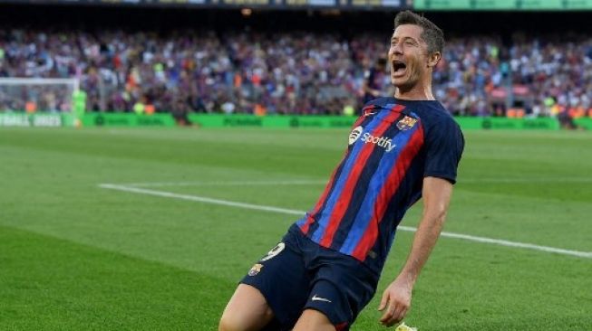 Striker Barcelona Robert Lewandowski (kanan) merayakan golnya ke gawang lawan dalam pertandingan LaLiga Spanyol antara FC Barcelona dan Real Valladolid FC di  Stadion Camp Nou, Barcelona, 28 Agustus 2022. [AFP]