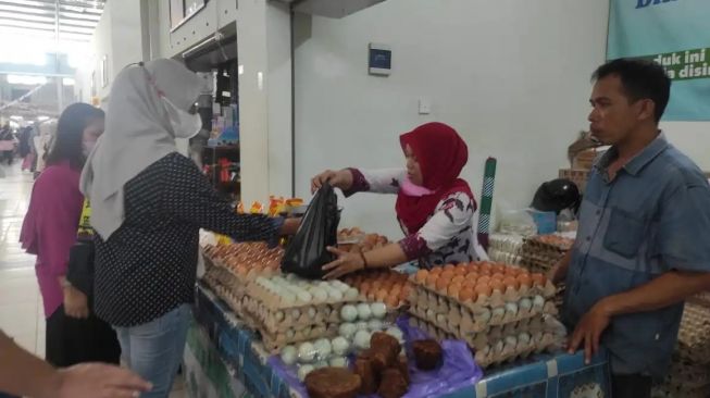 Ya Ampun, Harga Telur Ayam Ras Melambung Tinggi di Banjarbaru, Kartinah Pilih Beli Ini