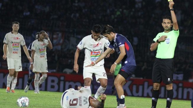 Suasana laga Liga 1 antara Arema FC vs Pesija Jakarta di Stadion Kanjuruhan, Malang, Minggu (28/8/2022) malam. [ANTARA FOTO/Ari Bowo Sucipto]
