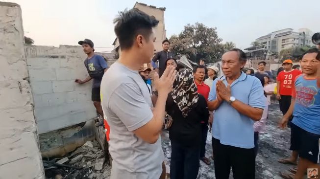 Momen Baim Wong di lokasi kebakaran (YouTube/Baim Paula)