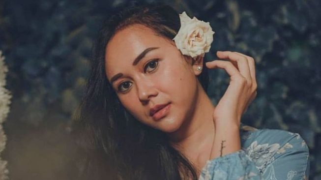 Makan Malam Mewah, Benda di Depan Aura Kasih Disorot: Cantik-Cantik Rokoknya Garang Euy!