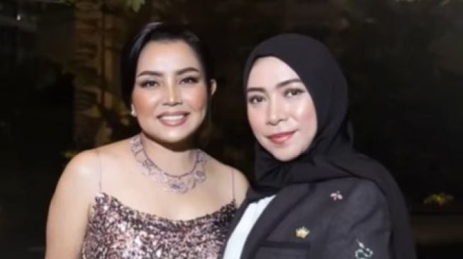  Gaya Artis di Pesta Ulang Tahun ke-51 Mayangsari (Instagram/@melly_goeslaw)