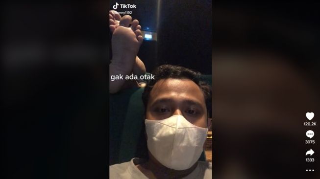 Aksi tidak terpuji saat nonton bioskop dan tidak untuk ditiru. [TikTok]