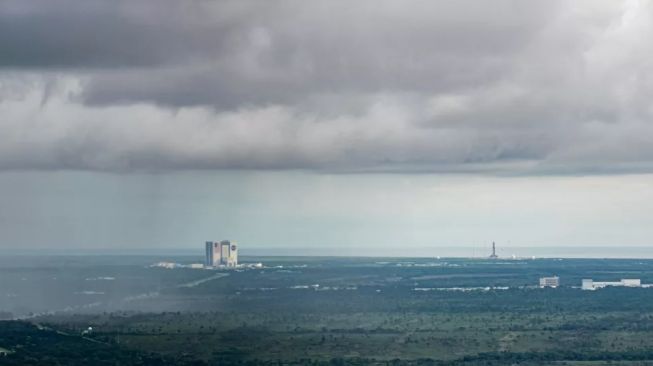 Penampakan badai menjelang peluncuran Artemis 1 misi ke Bulan. [Space.com]