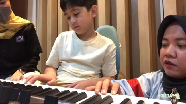 Momen Rafathar Ajari Mbak Lala Main Piano (YouTube Rans Entertainment)