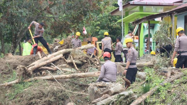 Puluhan Rumah Warga Terdampak Longsor di Kabupaten Toba Sumut