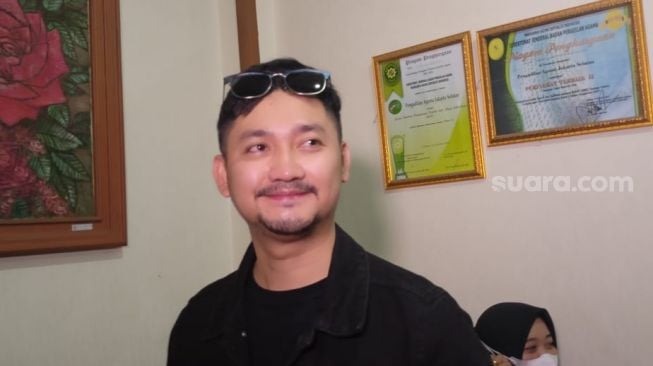 Angga Wijaya ditemui di Pengadilan Agama Jakarta Selatan, Senin (29/8/2022) [Suara.com/Rena Pangesti]