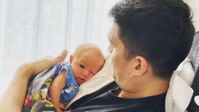 Potret Marcel Chandrawinata Momong Anak (Instagram/marcelchandra)