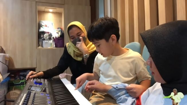 Momen Rafathar Ajari Mbak Lala Main Piano (YouTube Rans Entertainment)